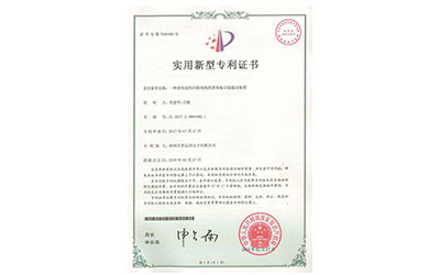 一種帶有廢料回收結構的柔性板分段裁切裝置